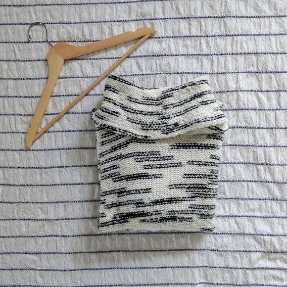 Kensie Turtleneck Sweater - Picture 4 of 4